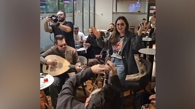 Ünlü Sanatçı Şevval Sam’dan Havalimanında Mini Konser!Haberin BaşlıklarıÜnlü Sanatçı Şevval
