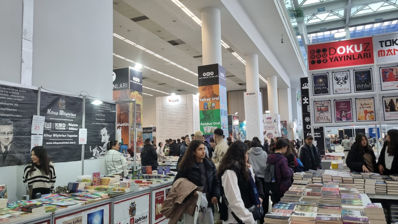 Tiyatro Sahnesinde Hale Asaf Fuarda Ise Kitaplar Ankaranin Kalbini Caldi
