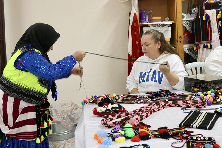 Trabzonlu Kadinlar Okul Binasinda Hem Uretiyor Hem de Sosyallesiyor