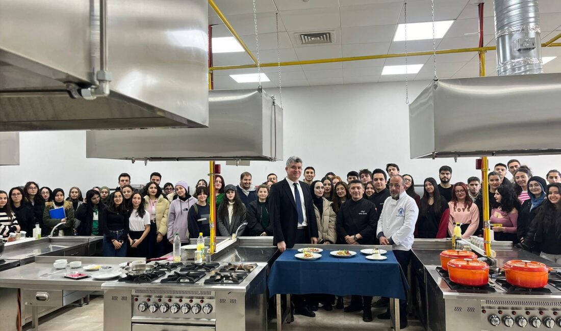 Turizm Fakültesi Şefleriyle Yemek Sunumu EtkinliğiHaberin BaşlıklarıTurizm Fakültesi Şefleriyle Yemek