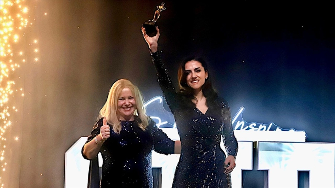 Turk Ogretmen Dilek Livaneli Birlesik Krallikta Yasam Boyu Basari Odulu.webp