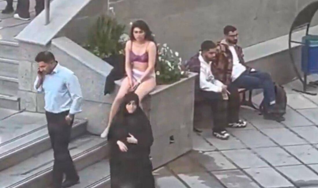 İran’da bir üniversitede meydana gelen olayda, genç bir kadının protesto