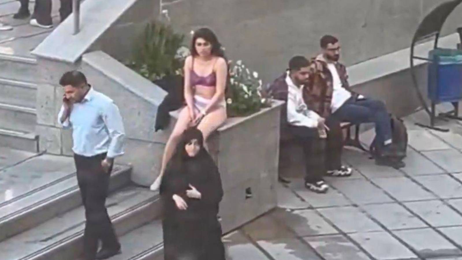 Universite Kampusunde Soyunan Genc Kadin Iranda Reaksiyonlar Nasil