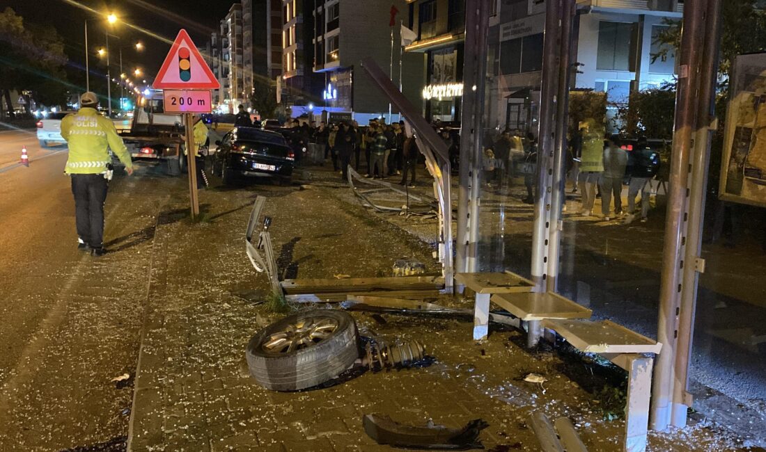 Samsun’da Otomobilin Otobüs Durağına Çarptığı Kazada üniversite Öğrencileri YaralandıHaberin BaşlıklarıSamsun’da