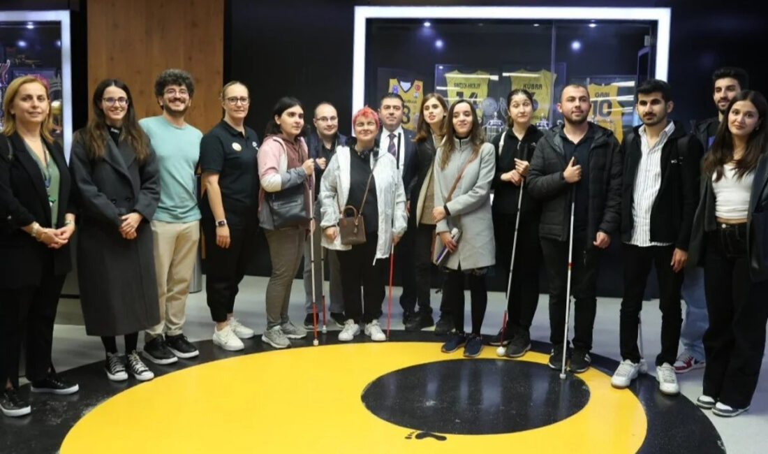 VakıfBank Görme Engellilere Voleybol Deneyimi YaşattıHaberin BaşlıklarıVakıfBank Görme Engellilere Voleybol