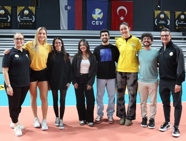 VakıfBank Görme Engellilere Voleybol Keyfi Sundu! VakıfBank Görme Engellilere Voleybol Deneyimi Yaşattı