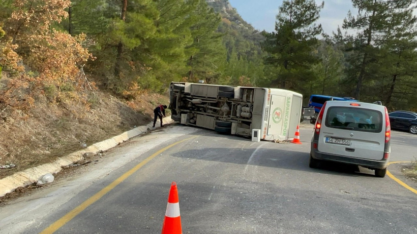 Korkutan kaza! Öğrencileri taşıyan servis aracı devrildi - Resim: 3