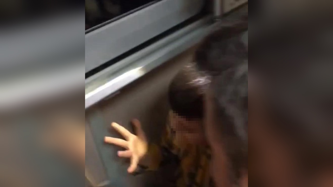 Akıllı Tahtaya Sıkışan Öğrencinin Zor Anları İtfaiye Müdahalesiyle Son Buldu