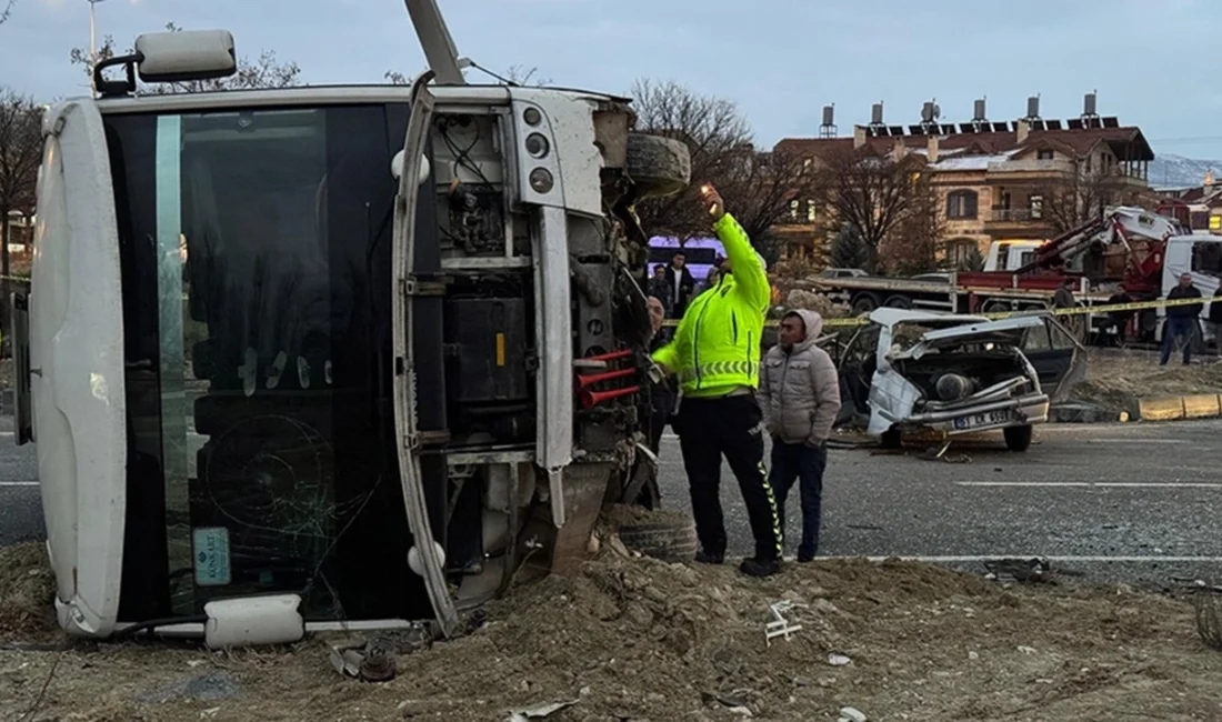 Ürgüp’te Minibüs ile Otomobil Çarpıştı: 24 Kişi Yaralı Otomobil ile