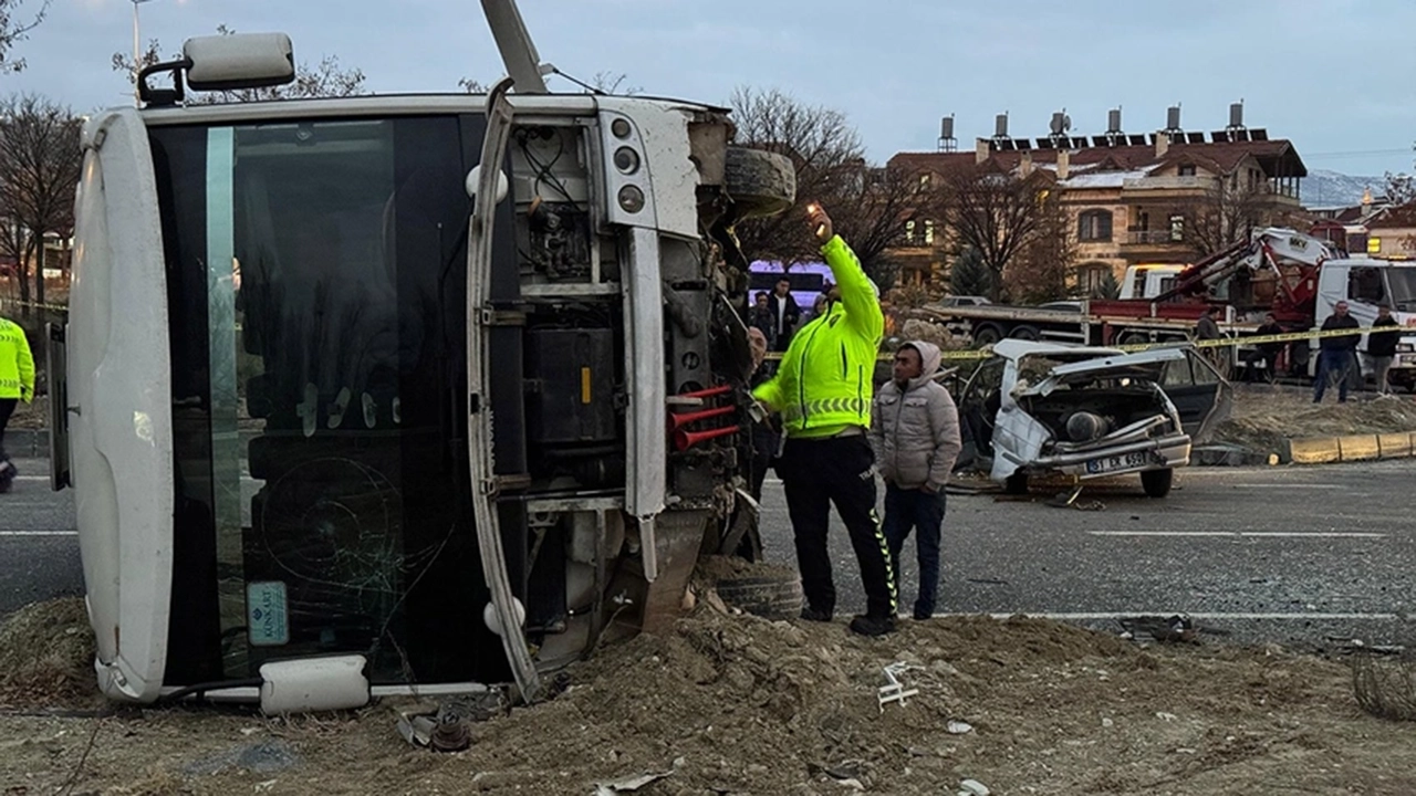 1733339210 Ogrenci Servisi ve Otomobil Carpisti Cok Sayida Yarali Var.webp