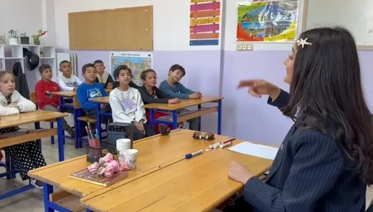 Doğup Büyüdüğü Köyde Öğretmenlik Yapan Melahat Ayaz, Öğrencilerine Hayatla İç