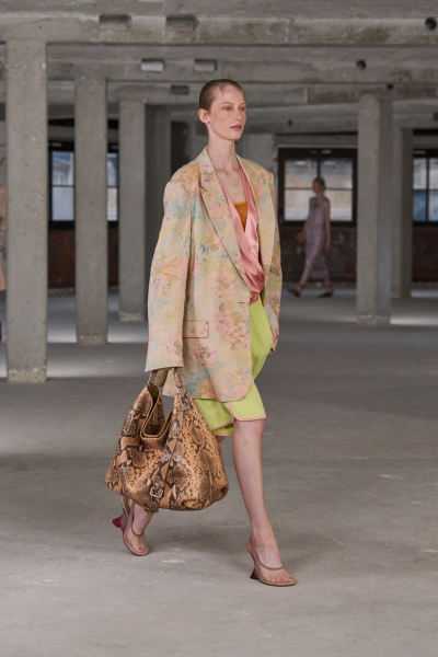 Dries Van Noten'in Yeni Kreatif Direktörü Julian Klausner Atandı Dries Van Noten'in Yeni Kreatif Direktörü Julian Klausner Oldu