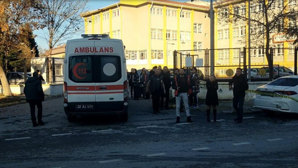 1733990570 Lise Ogrencisine Edirnede Okul Cikisinda Bicakli Saldiri