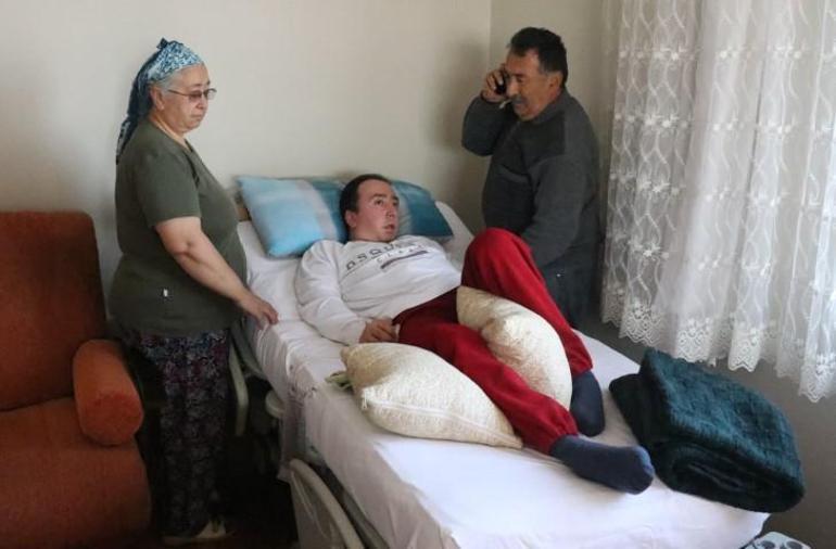 Sınıfta Gürültü Yaptığı İçin Dövülerek Yatalak Bırakılan Adam 31 Yıl Sonra Hayatını Kaybetti Sınıfta gürültü yaptığı için okul müdürü tarafından dövülerek yatalak bırakılmıştı... 31 yıl sonra hayatını kaybetti