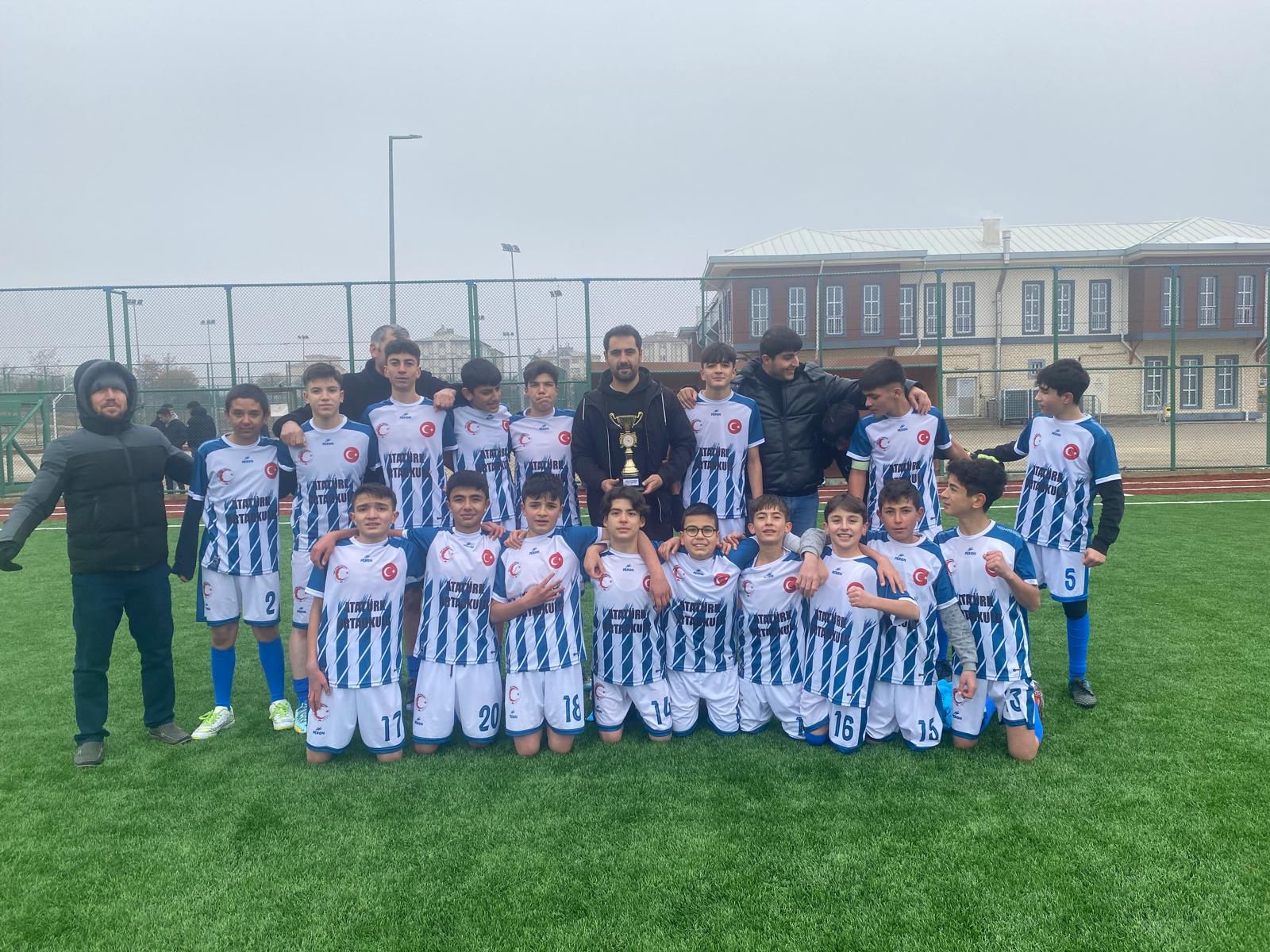 Afsin Ataturk Ortaokulu Futbol Turnuvasinda Zafer Kazandi