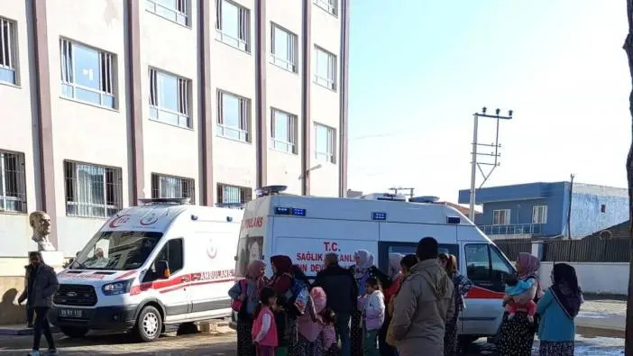 Aydın İncirliova’da 45 Öğrenci Gıda Zehirlenmesi Şüphesiyle Hastaneye Kaldırıldı Öğrenciler