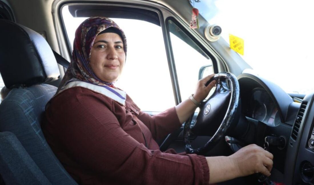 4 Çocuk Annesi Ayşe Özgün 14 Yıldır Öğrenci Servisi Şoförlüğü