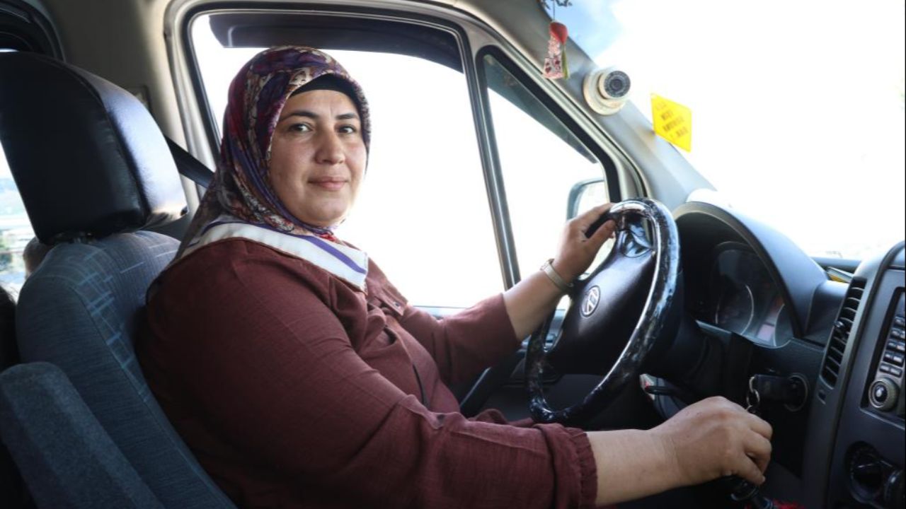 14 yıldır öğrenci servisi çeken Ayşe Özgün herkesi şaşkına çeviriyor