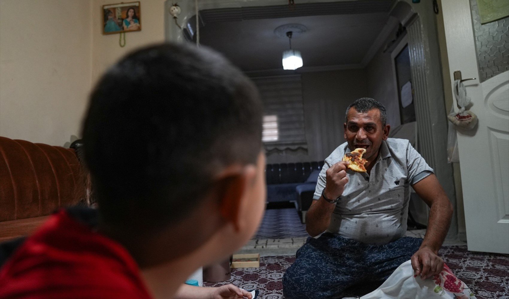 Çocuklarına Yemek Yaptığı Görüntülerle Gündem Olan Baba Sigortalı İşe Başlıyor