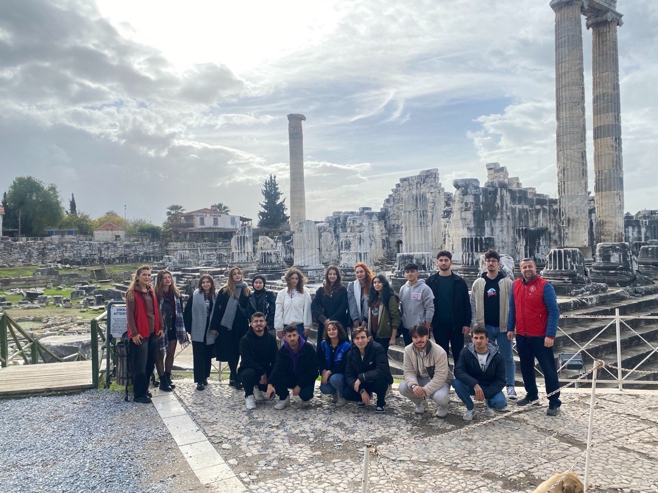 Didim’de Gençler Apollon Tapınağı’nda Tarihle Yolculuğa Çıktı Gençler Didim’i Keşfetti