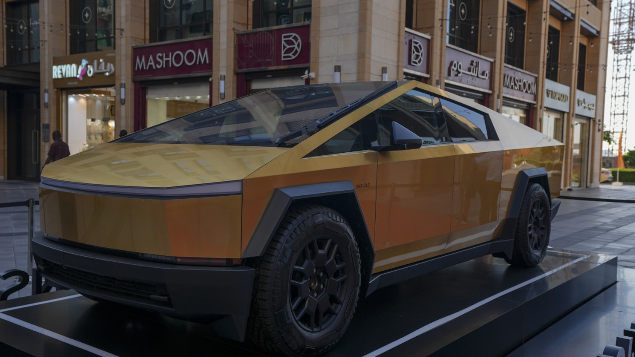 Dubai Altin Carsisi Luksun Sinirlerini Zorlayan 24 Ayar Tesla Cybertruck