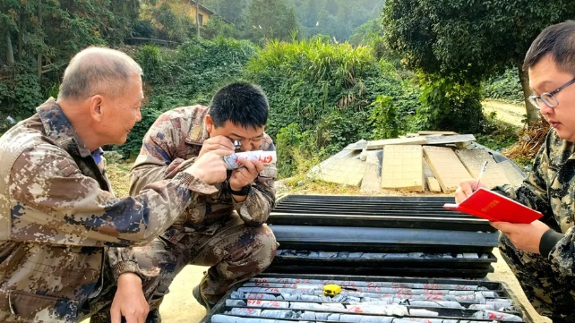 Dünyanın En Büyük Altın Hazinesi Keşfedildi: Değeri 80 Milyar Dolar Üstünde! Hunan Eyaleti Jeolojik Felaket Araştırma ve Takip Enstitüsü teknisyenleri, Wangu altın sahasında kaya örneklerini inceliyor.