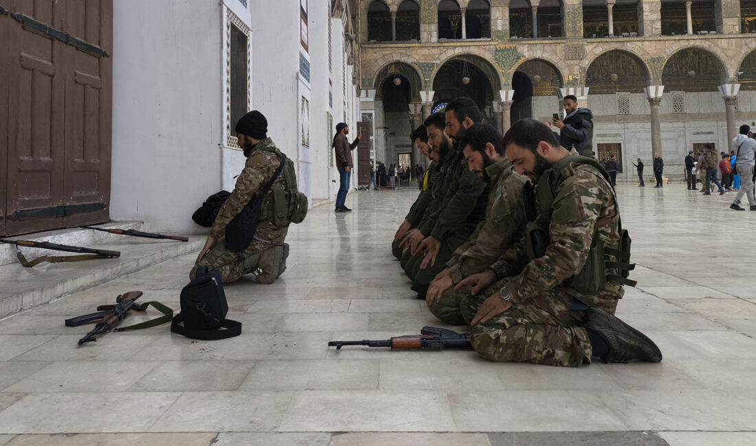 Esad Rejiminin Sona Ermesiyle Suriye Halkı Şam Emevi Camisinde Şükür