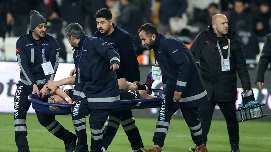 Eski Hakemler Sivasspor – Galatasaraya Maçının Tartışmalı Pozisyonlarını DeğerlendirdiHaberin BaşlıklarıEski