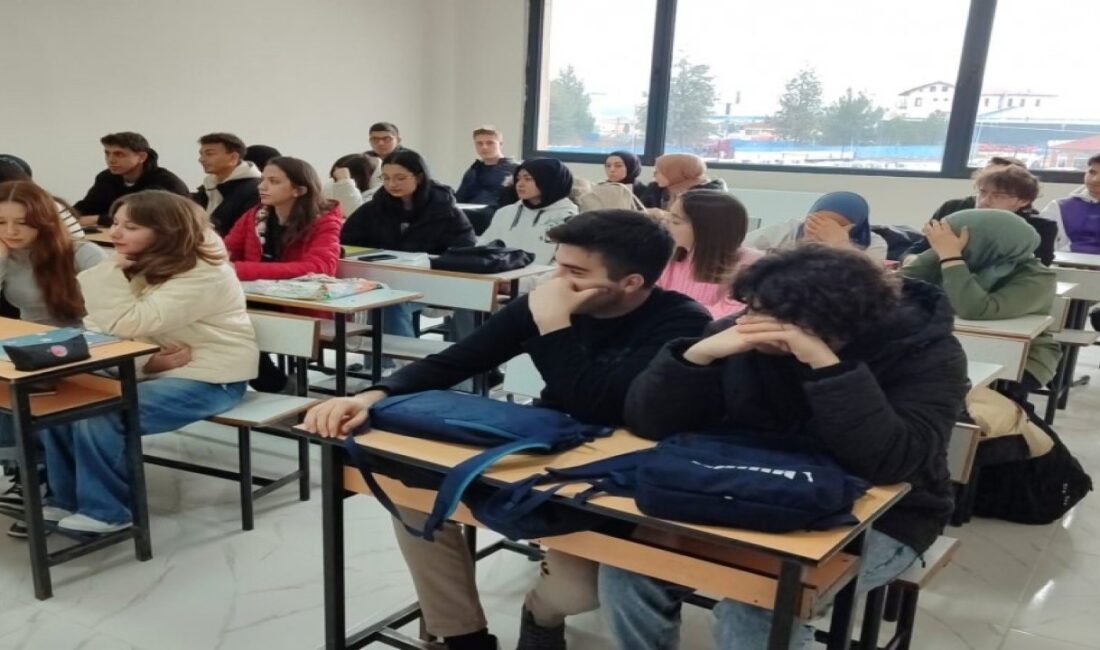 Kütahya’nın Gediz ilçesinde bulunan Gençlik Merkezi Kompleksi’nde ücretsiz üniversiteye hazırlık