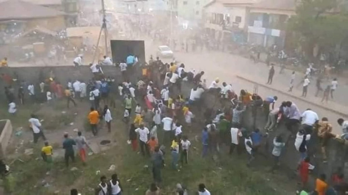 Hakeme Tepki Futbol Macinda Sahayi Bastilar Gine