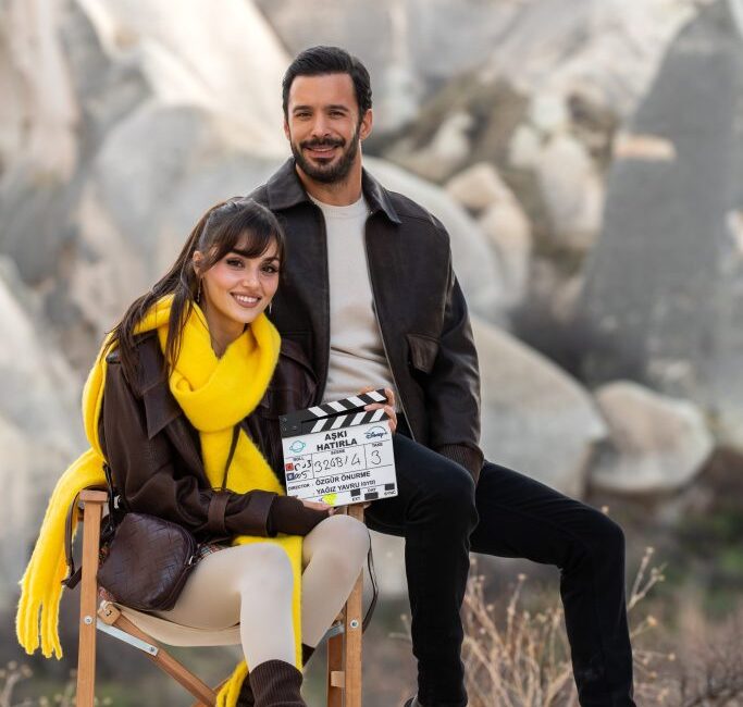 Hande Erçel ve Barış Arduç’un başrollerini paylaştığı romantik komedi türündeki