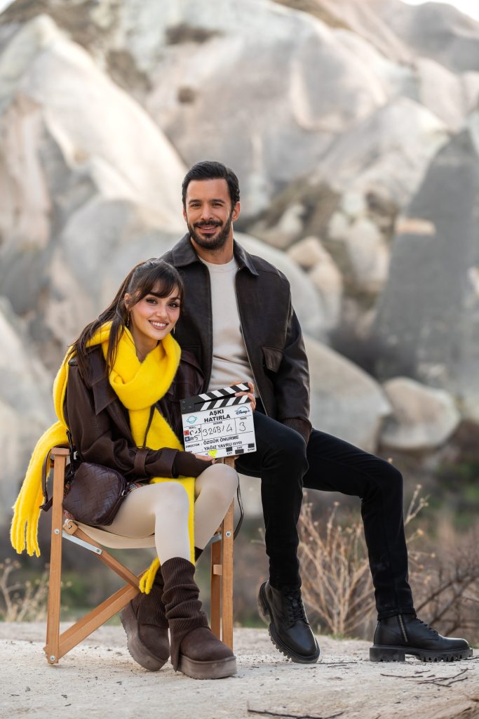 Hande Erçel ve Barış Arduç’un başrollerini paylaştığı romantik komedi türündeki