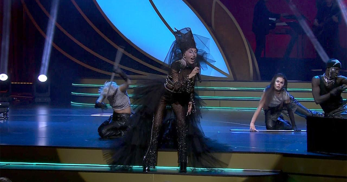 Hande Yenerden 50 Pantene Altin Kelebek Odul Torenine Ozel Performans