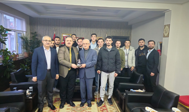 İlahiyat Fakültesi Öğrencileri Şampiyonluklarını Müftü ve Rektörden Aldı İl Müftüsü