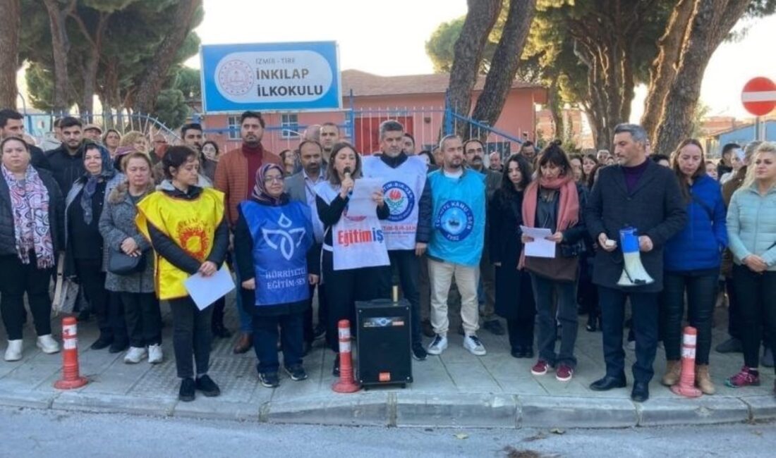 İzmir’deki Okul Öğretmeni Saldırısı Protesto EdildiHaberin Başlıklarıİzmir’deki Okul Öğretmeni Saldırısı