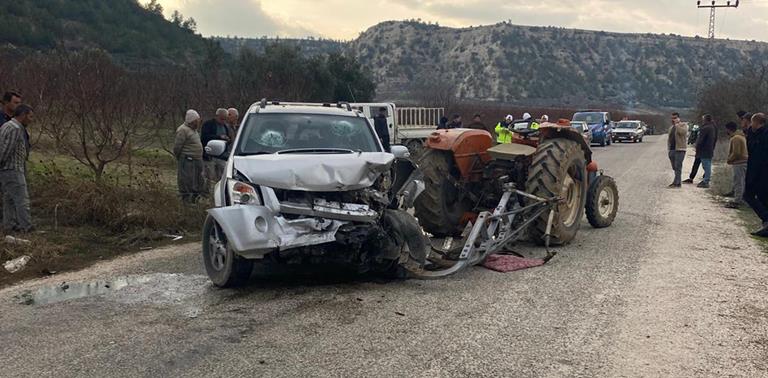 4 Kişi Yaralandı: Mut’ta Kamyonet Traktöre Arkadan Çarptı Kaza Sonucu