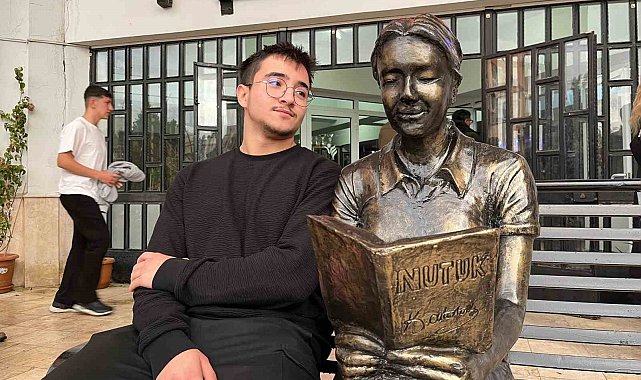 Emel Mustafa Uşaklı Anadolu Lisesi’nden Kitap Okuyan Öğrenci Heykeli Açılışı