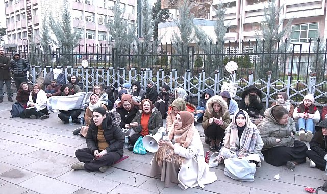 Mülakat Mağduru Öğretmen Adayları Milli Eğitim Bakanlığı Önünde Eylemde Öğretmen