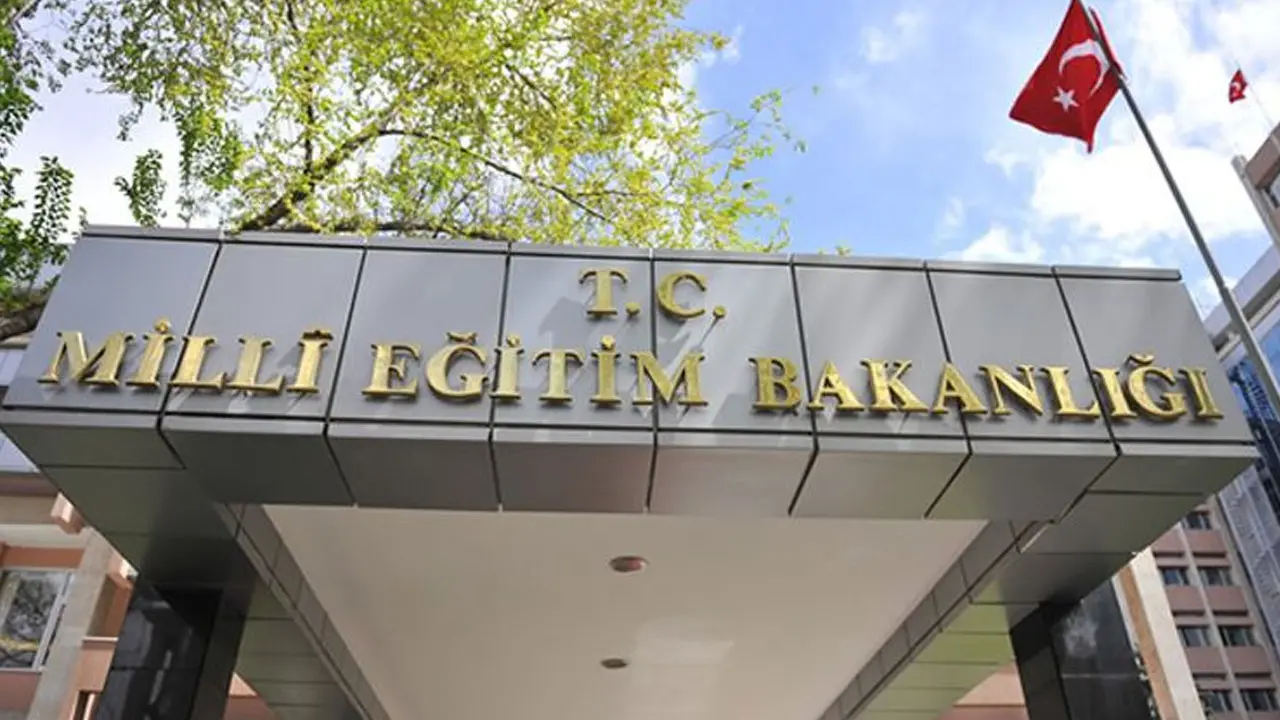 Yeni MEB Yönetmeliği Öğrenci Kıyafetlerini Belirliyor Milli Eğitim Bakanlığı, öğrenci