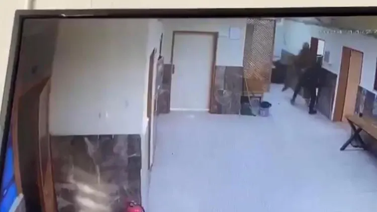 Öğretmen Kavgası Okulu Karıştırdı: Öğretmenler Tekme Tokat Kavga Etti Kadın