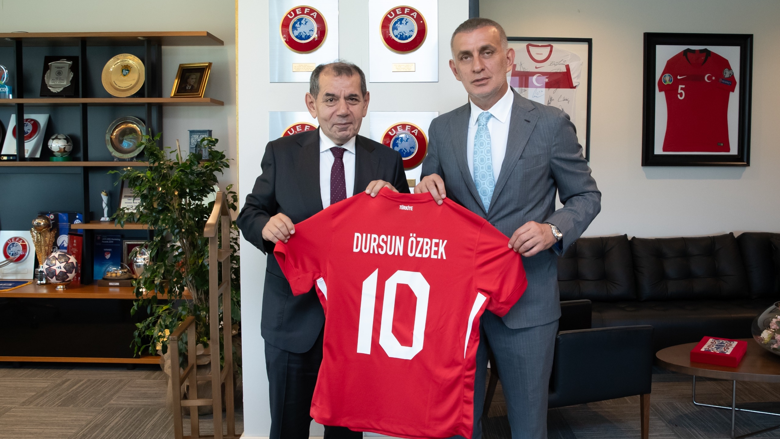 Özbek'in Hacıosmanoğlu'na Teklifine Benzersiz Yanıt TRTSPOR Logo
