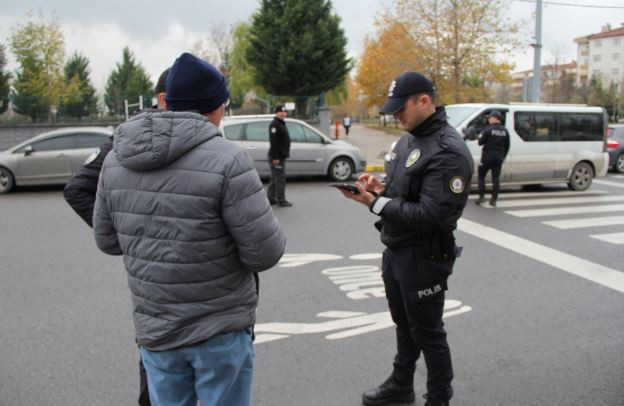 Polis Ekipleri Okul Çevrelerinde Güvenliği Sağlamak İçin Çalışmalarını SürdürüyorHaberin BaşlıklarıPolis