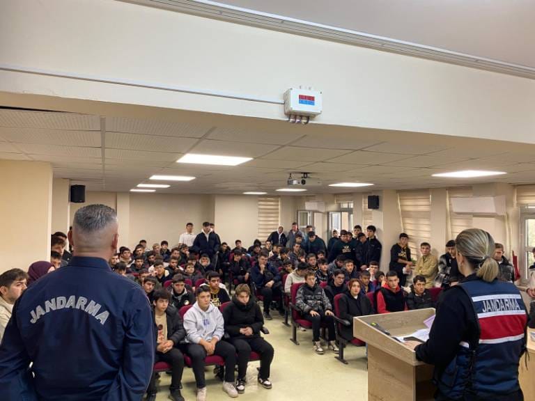 Jandarma Ekiplerinden Hendek’te Öğretmen ve Öğrencilere Farkındalık EğitimiHaberin BaşlıklarıJandarma Ekiplerinden