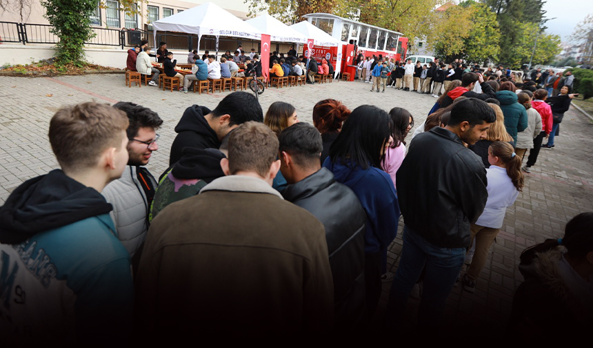 Efes Selçuk Belediye Başkanı Öğrencilere Yemek Servisi YaptıHaberin BaşlıklarıEfes Selçuk