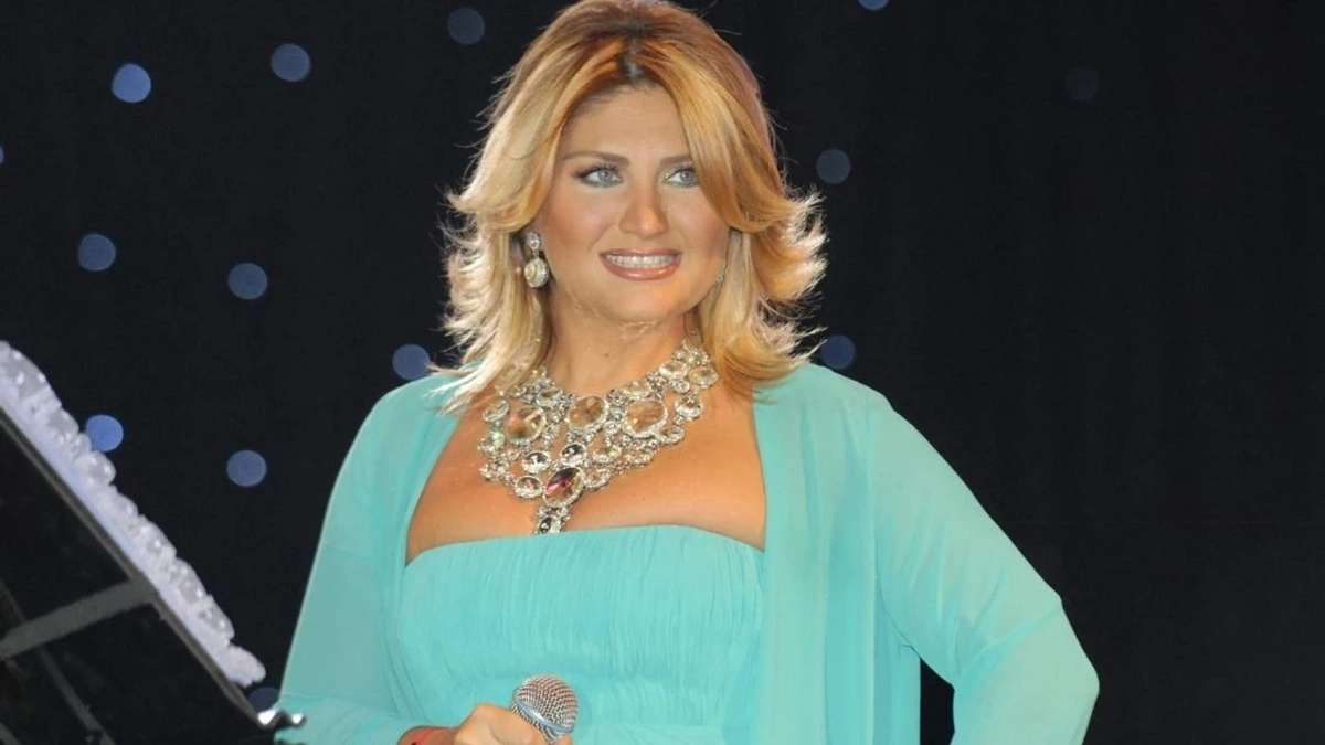 Sibel Canin Gullu Elbisesi ile Cemre Bayselin Benzerligi Goz Kamastirici.webp