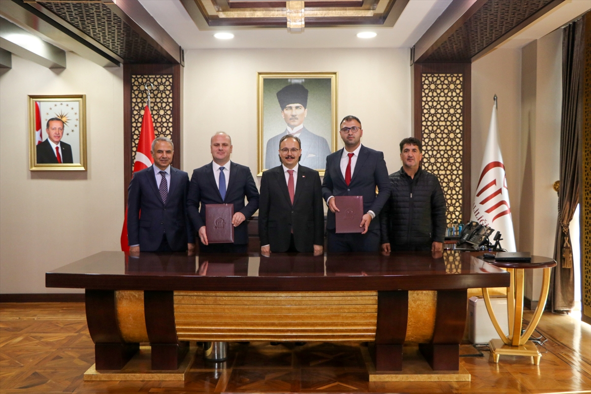 Mehmet Kendal Yöndemli Okul İnşaatına Destek Veriyor Hayırsever İş İnsanı