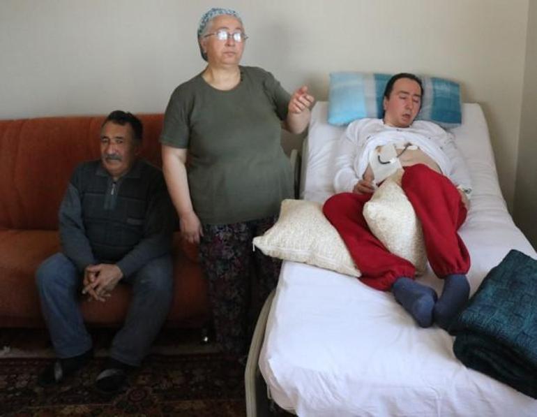Sınıfta Gürültü Yaptığı İçin Dövülerek Yatalak Bırakılan Adam 31 Yıl Sonra Hayatını Kaybetti Sınıfta gürültü yaptığı için okul müdürü tarafından dövülerek yatalak bırakılmıştı... 31 yıl sonra hayatını kaybetti
