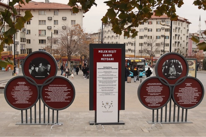 Sivas’ta Kadın Dernekleri Melek Reşit Hanım Meydanı’nda Anma Töreni Düzenliyor