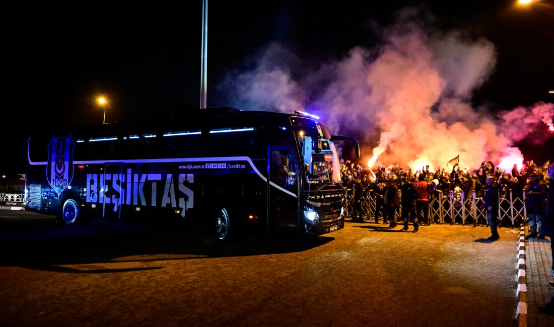 Beşiktaş Taraftarları, Derbi Zaferini Nevzat Demir Tesisleri’nde Kutladı H2: Taraftarlar