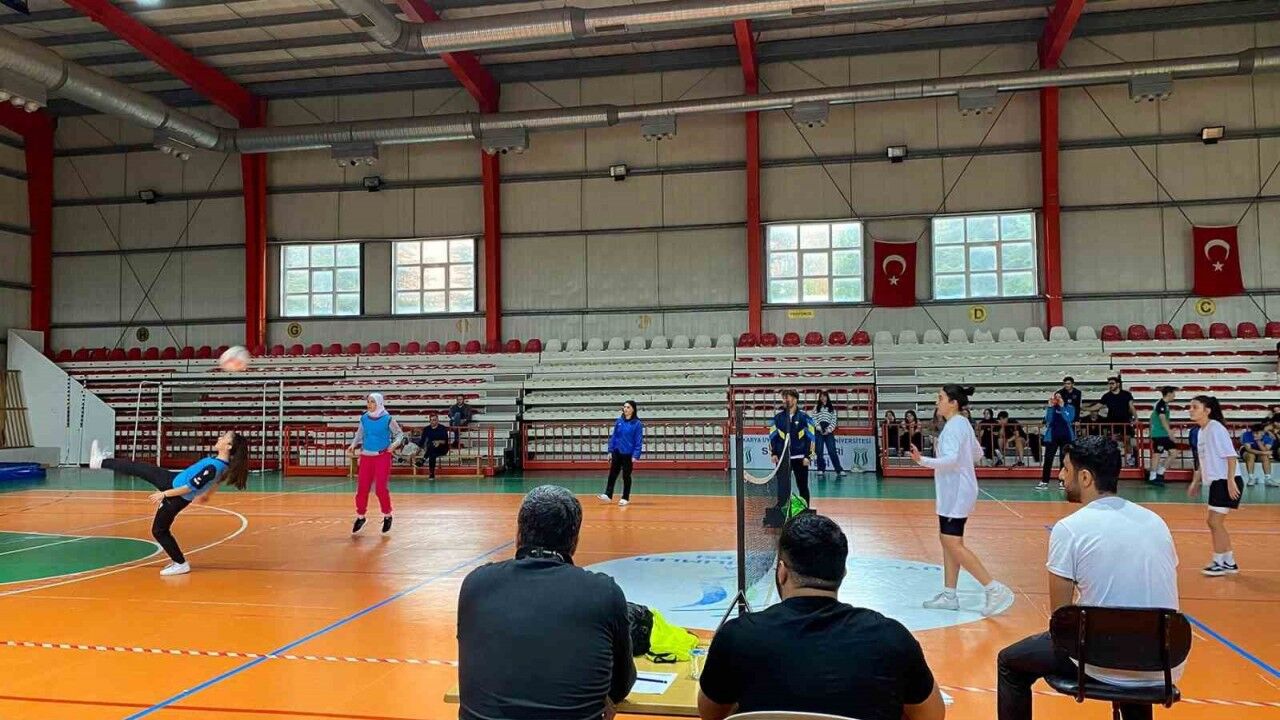 Universite Ogrencileri Arasinda Heyecan Dolu Ayak Tenisi Turnuvasi Gerceklesti